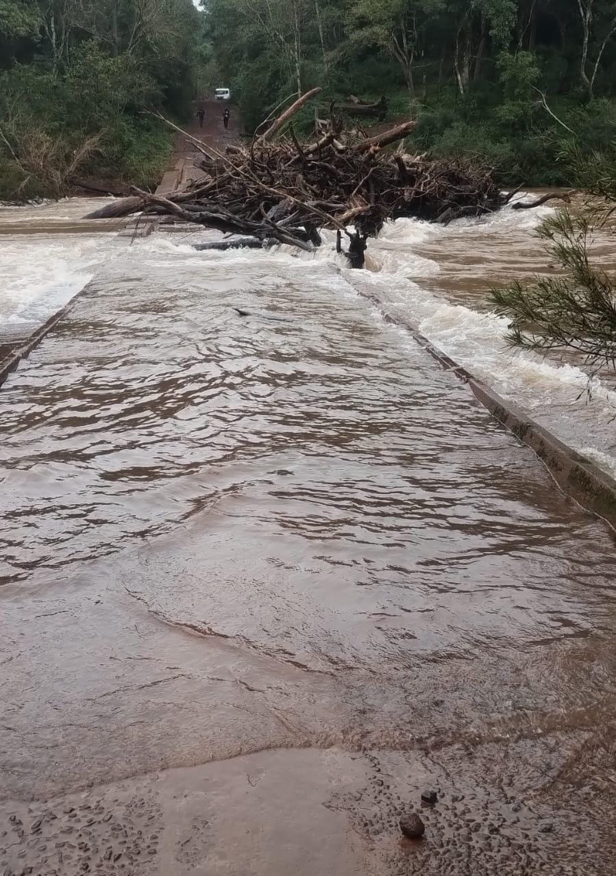 El Municipio de Eldorado limpió el Puente Fabuel tras la crecida del arroyo Piray Miní 3